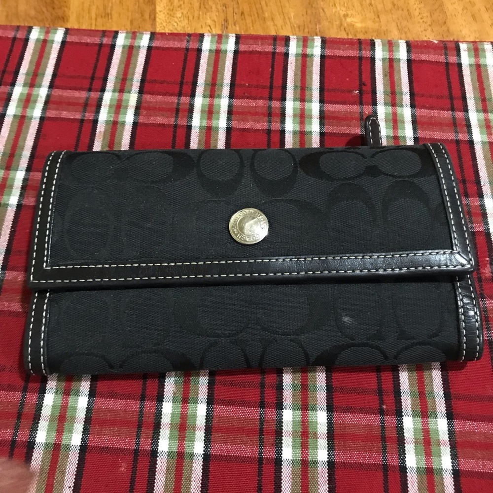 Coach black wallet in great condition.